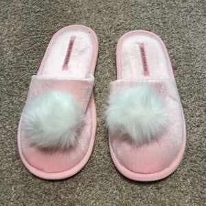 🆕VS pink slipper with Pom Pom.